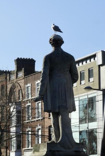 Sir John Grey mit Möwe am Kopf... Statue, O`Connel Street, neben Spire, er war verantwortlich für Wasserversorgung von Dublin