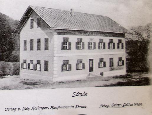Alte Schule in Straß