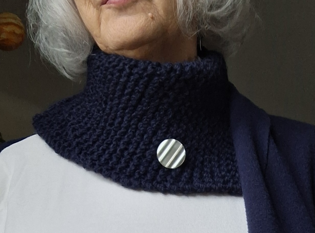 Marineblauer Schalkragen, Wolle Drops, Andes, Perlmuttknopf