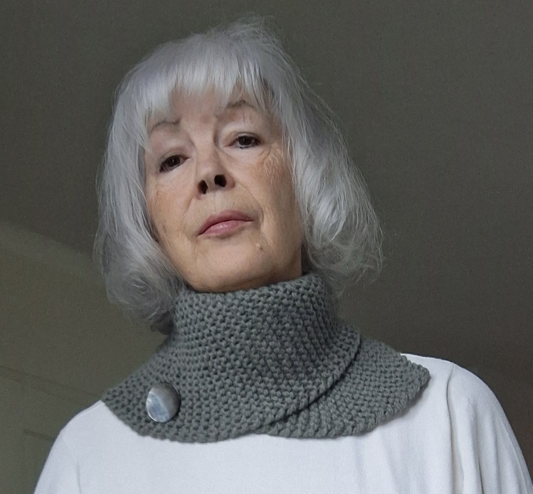 Grüner Schalkragen, alleine