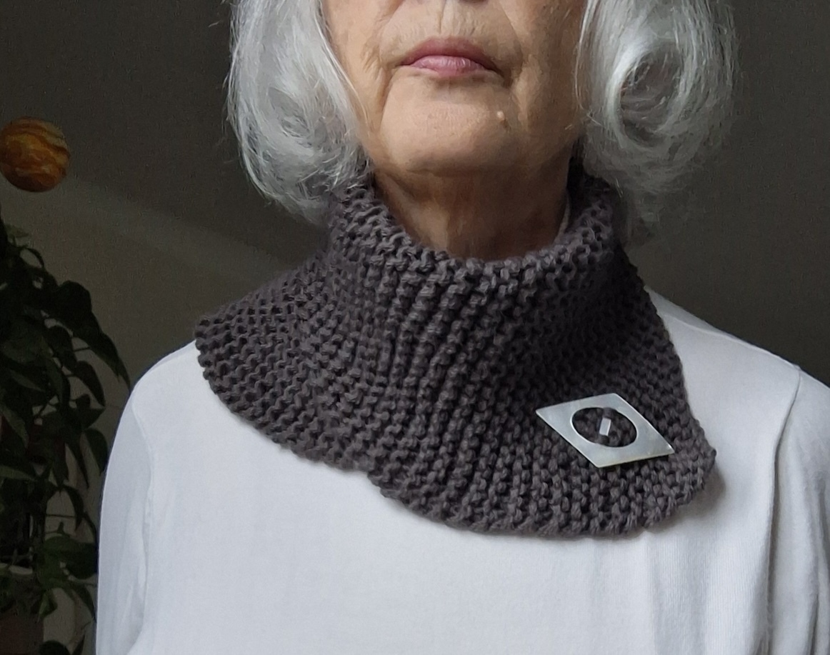 Dunkel graubrauner Schalkragen mit schönem Perlmuttknopf (Danke an Regina!), Wolle Drops, Lima doppelt