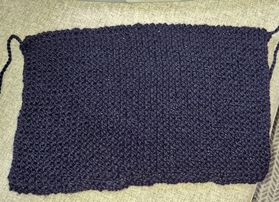 Man strickt ein 45cm langes, 25cm breites Stück, mit Nadeln 8-10 in glatt.