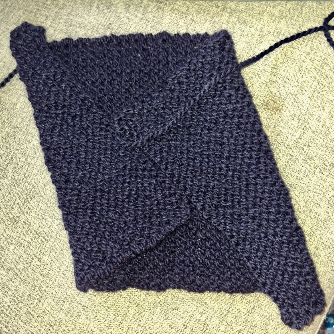 faltet dann Anfangs-, und End-Reihe zusammen, näht es auf ca 10 com per Hand zu. Wolle Drops, Andes, Nadel 10