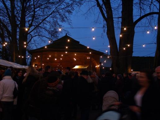 Es gab 2009 einen Weihnachtsmarkt beim Musikpavillion