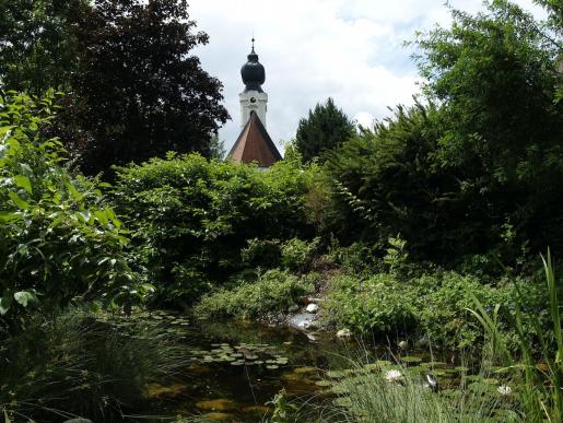 Hinter dem Friedhof gab es eine hübsche Gartenanlage, mit Teich, wer weiß das noch?