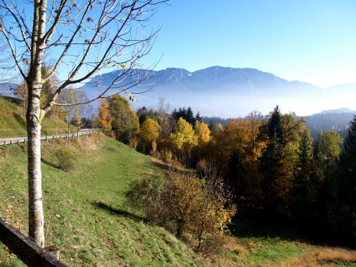 Oberhalb von Nussdorf am Attersee, mit Höllengebirge