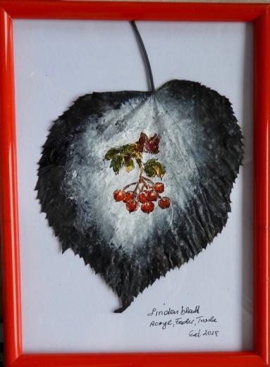 Rote Beeren  auf Lindenblatt