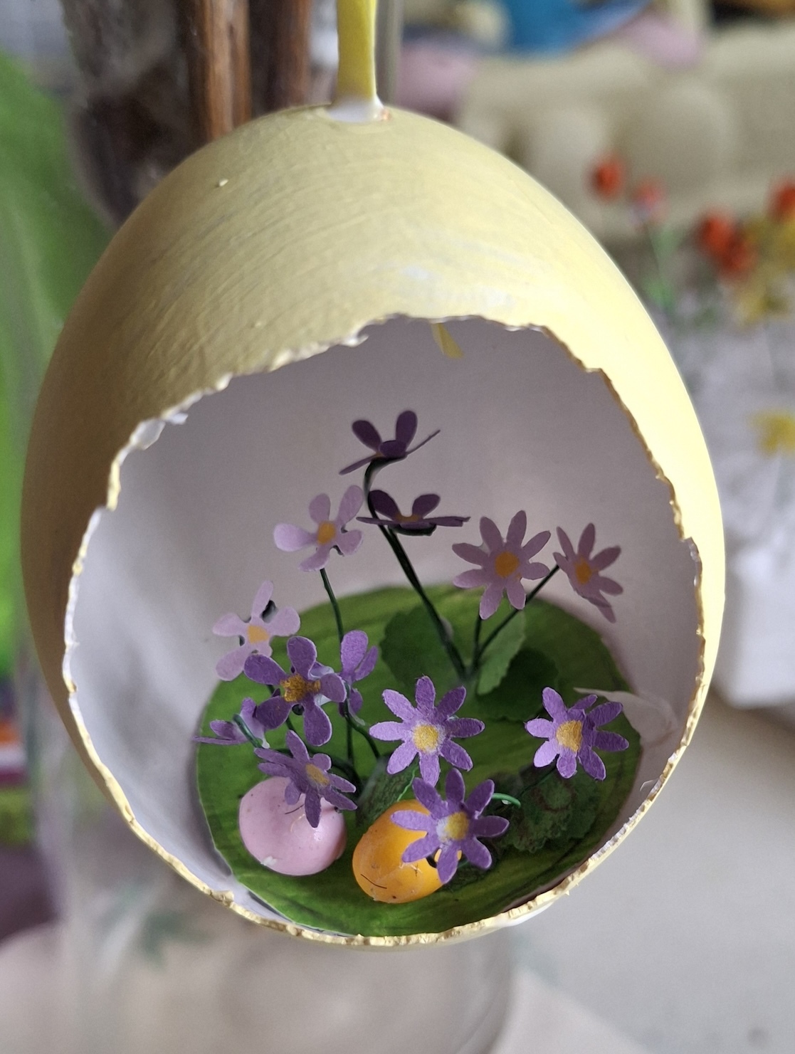 Gelbes Ei mit Leberblümchen