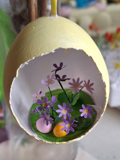 Gelbes Ei mit Leberblümchen
