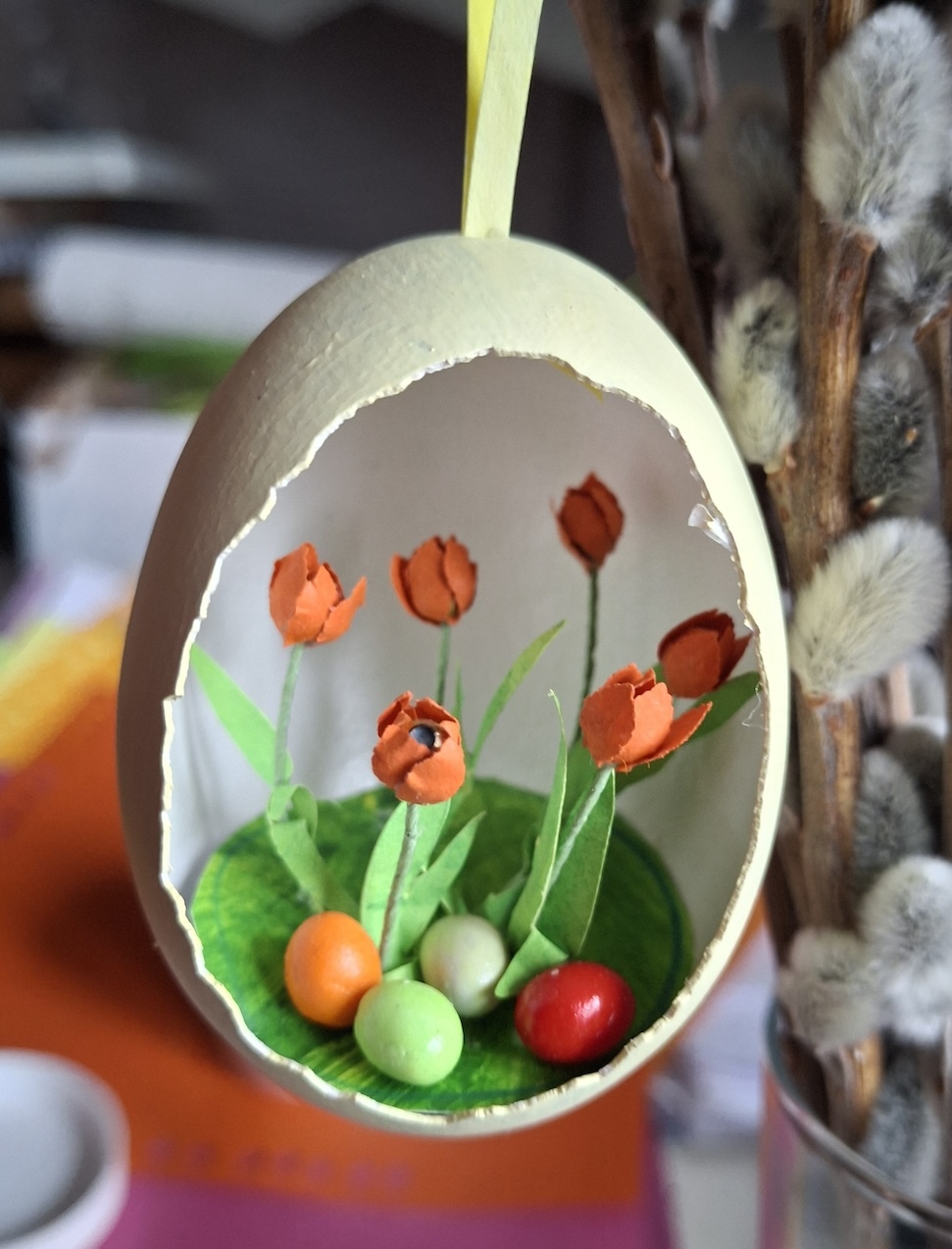 Gelbes Ei mit Tulpen
