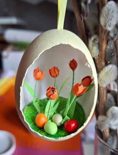 Gelbes Ei mit Tulpen