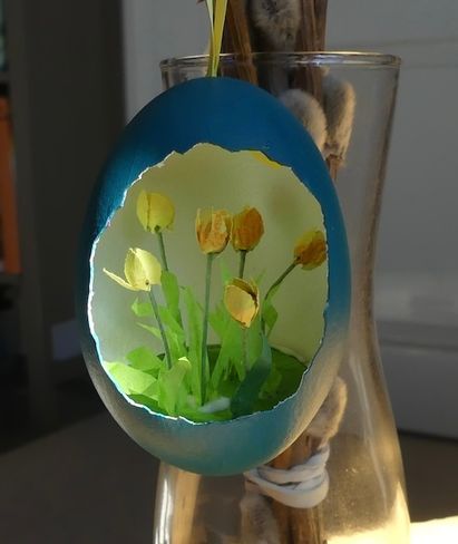 Ei mit gelben Tulpen