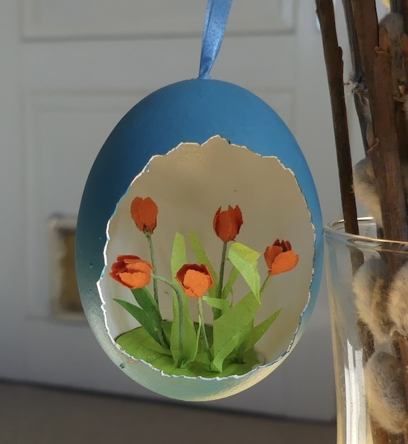 Ei mit orangeroten Tulpen