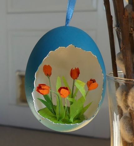 Ei mit orangeroten Tulpen