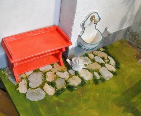 Gartentisch mit neuer Farbe am gepflasterten Teil