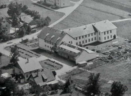 So sah die Hauptschule aus, als ich hinkam. Daneben der Feldweg (Schulstrasse), vorne unten der Bäcker Baresch, noch alles unverbaut...Aus dem Schulkalender