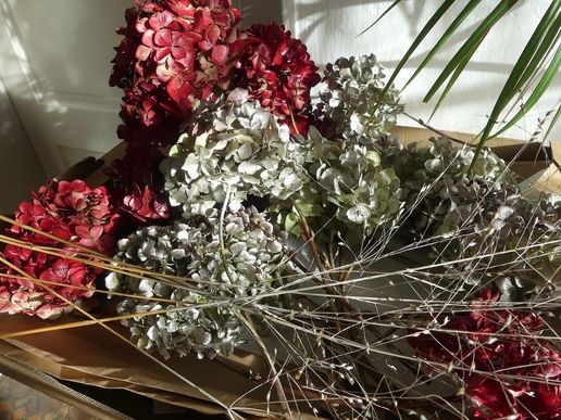 Hortensien, Grasblüten getrocknet, mit Edding Dunkelrot und Hellgold besprüht...