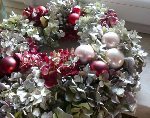 Ein Blütenkranz für den Advent, auf Styropor geklebt, mit Kugeln