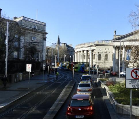 Hop on Hop off Fahrt, massiver Verkehr in Dublin- links Trinity College, rechts National Bank