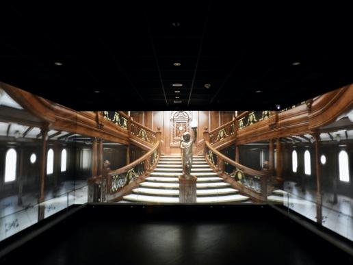 Illumination des Schiffes, man steht praktisch inmitten des Schiffes, die verschiedenen Decks  ziehen an einem vorbei