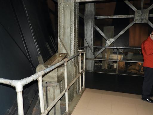 Man fühlt sich durch Geräusche, Bilder und Filme zurück verstetzt, in die Zeit als das Schiff gebaut wurde