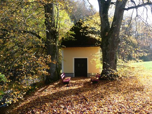 Kleine Kapelle Thalham, neben Dürr. Ager