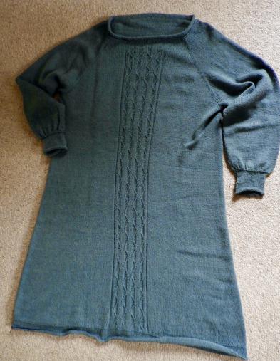 Mein grünes Kleid, aus dünner Wolle von Drops, alles selbst ausgedacht, vom Hals begonnen, in 1 Stück gestrickt.