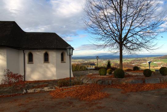 Kronbergkirche im Herbst