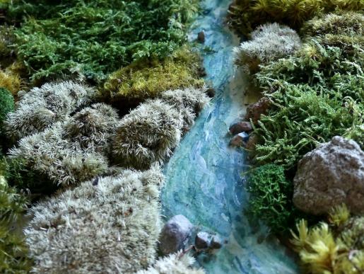 Fluss gemalt mit Steinen geklebt, in Moosbild