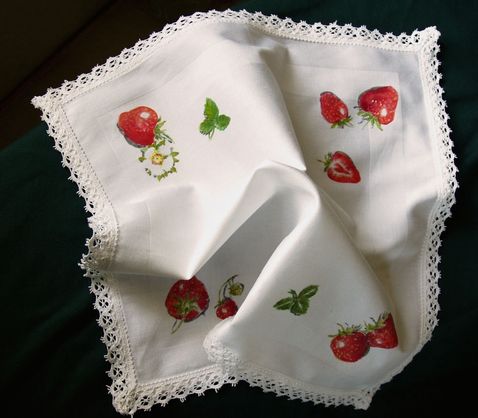 Erdbeeren auf Damast, mit Spitze