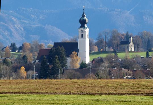 St. Georgen und Kalvarienbergkirche im November bei Föhn