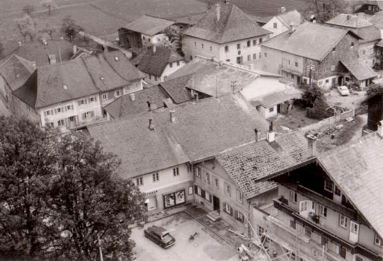 Blick zur Gemeinde, Franzi Göschl-Haus und Apotheke