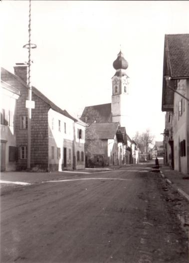 Der Maibaum steht! Es muss vor 1950 gewesen sein - die ungepflasterte Strasse!