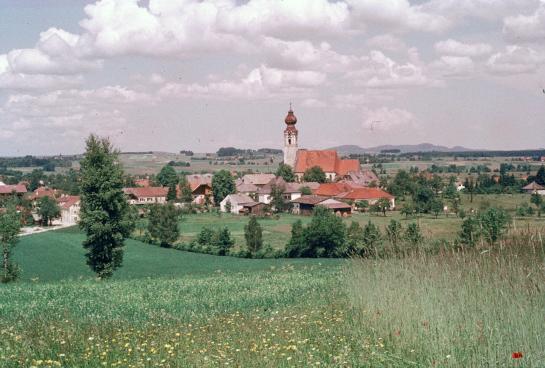 Vom Kalvarienberg, wieder die Turnhalle zu sehen