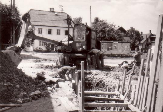 Kanalbau, Einfahrt Bahnhofstraße, hinten ehem. Wixinger-Haus, daneben auf der Wiese waren früher am Kirtag Ringelspiel und Schaukel