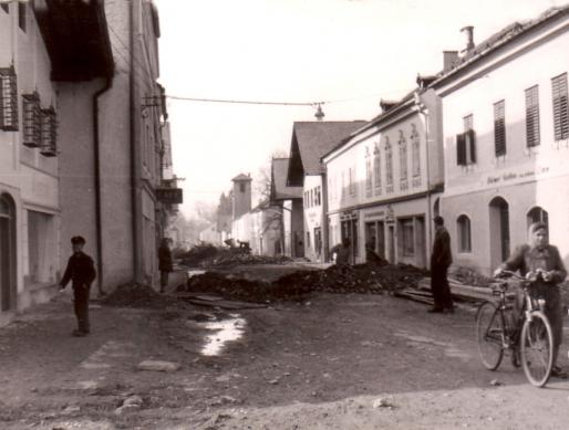 Kanalbau im oberen Markt, im Bild rechts. Gasthof Schiemer - davor Drogerie Maritsch