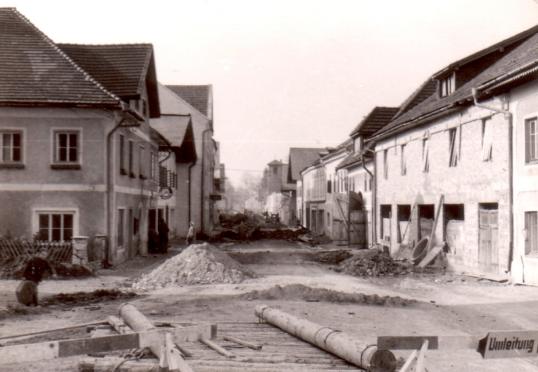 Hauptstraße, links Trafik Huber, ganz rechts Gasthof Meier, in Bau, danach Scheunentor und Gasthof Schiemer