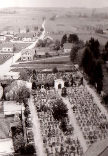 Blick vom Kirchturm aus, Friedhof und Joh.Beer-Straße