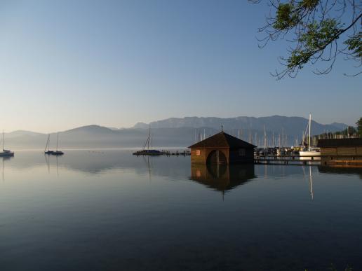 Bootshütte am Attersee im Herbst