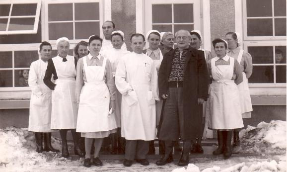 Ärzte und Personal vor "Norge", worin eine Kinderstation war.