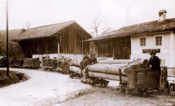 Früher gab es Bahngleise zum Sägewerk in Thalham, wir Kinder fuhren (verbotenerweise) gerne mit der Draisine auf den Schienen...