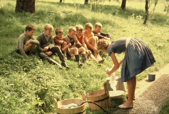 Die Buam schaun dem Madl zua, wia`s Wäsch wåscht, Alkersdorf
