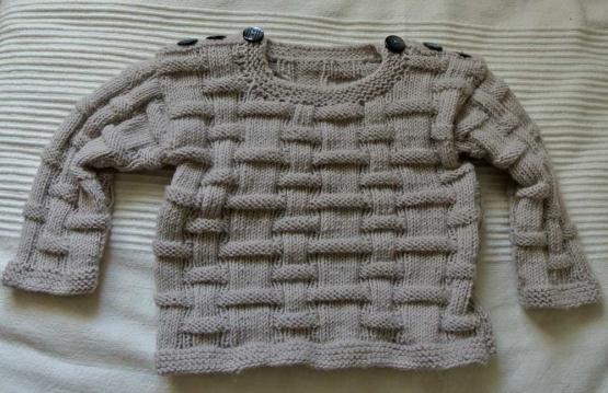 Junghanswolle und Anleitung -  Baby Pullover beige, mit blauen Knöpfen an Schulter