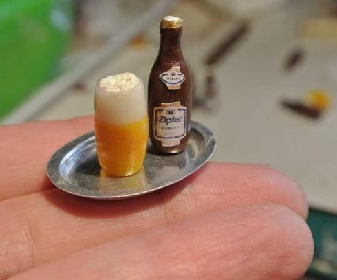 Unser Bestes! Zipfer Bier in Miniatur (alles außer Tablett aus Fimo).