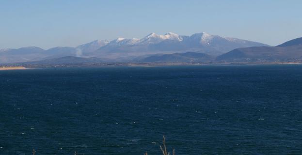 Blick vom Strand in Inch zum Ring off Kerry