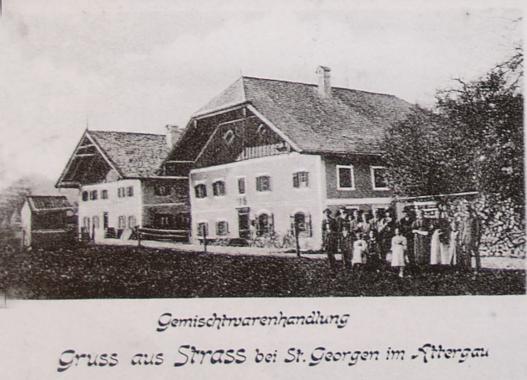 1918 in Strass, im Haus daneben gab es später eine Kleiderfabrik, in der für das Versandthaus Quelle genäht wurde