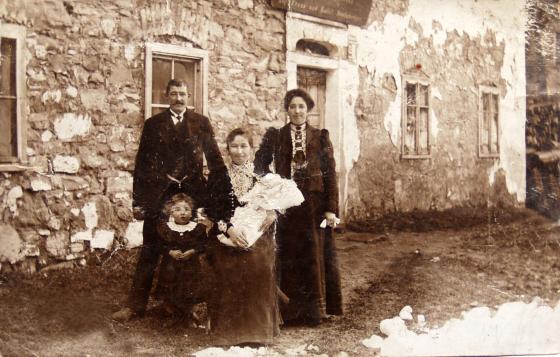 Familie vor dem Gasthof Steinberger