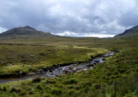 Ich liebe das so sehr, sumpfiger Grund, Torfflöcher, Berge, schwere regenwolken - das ist Connemara