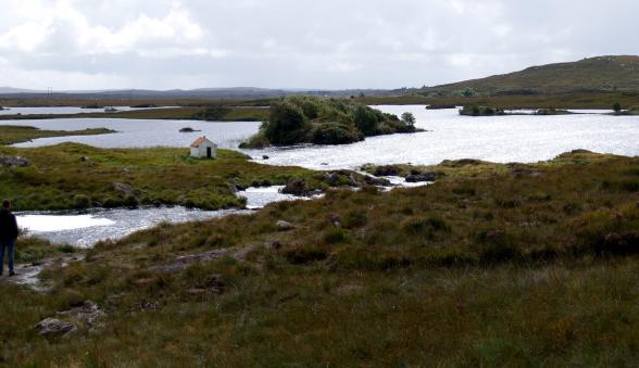 Die weisse Hütte inmitten der vielen Seen in Connemara, vor Jahren habe ich sie schon einmal fotografiert