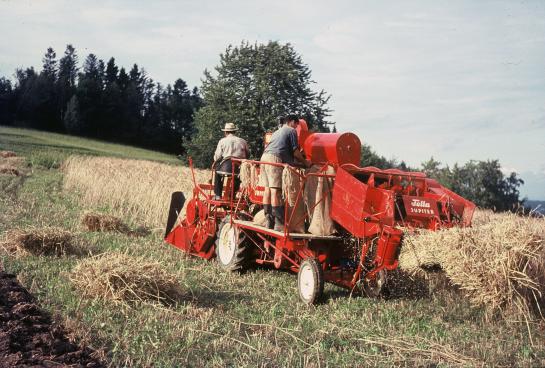 Mit der Dreschmaschine konnte man nur in der Ebene arbeiten